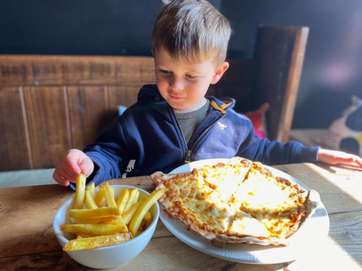 The Lamb Inn Кредитън Екстериор снимка