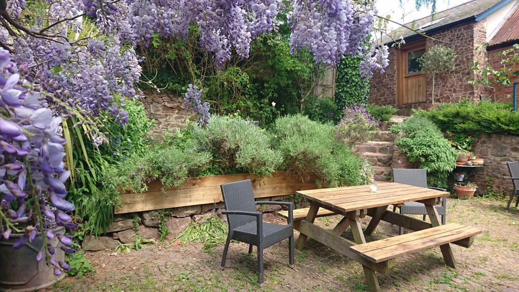 The Lamb Inn Кредитън Екстериор снимка