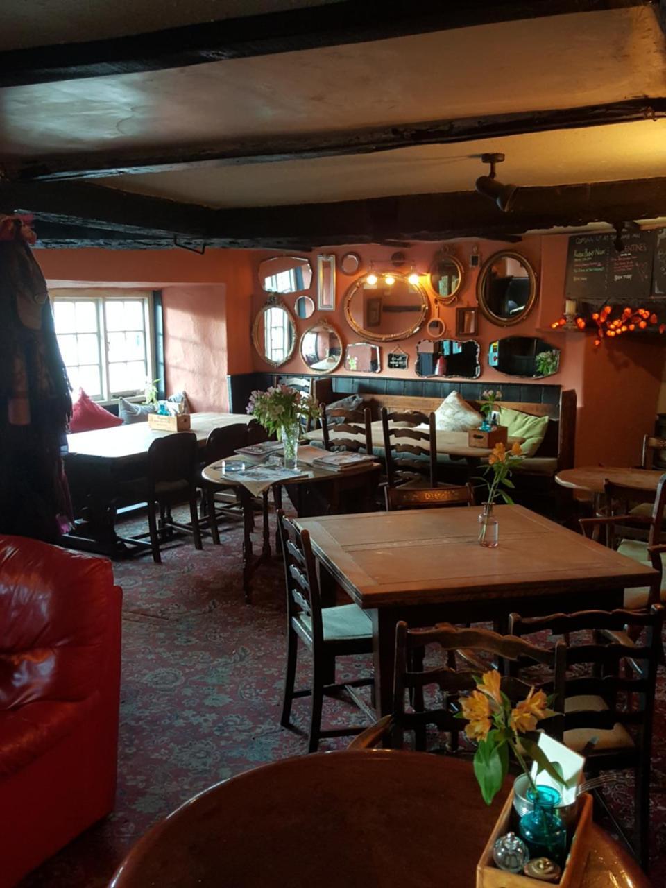 The Lamb Inn Кредитън Екстериор снимка