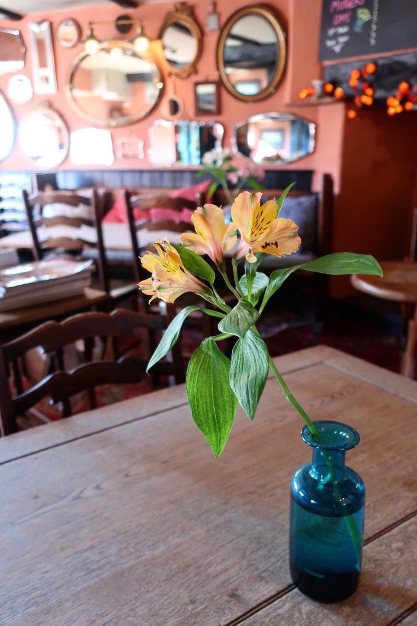 The Lamb Inn Кредитън Екстериор снимка