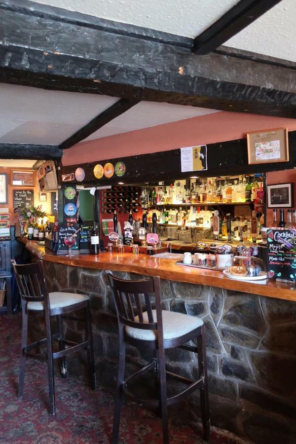 The Lamb Inn Кредитън Екстериор снимка